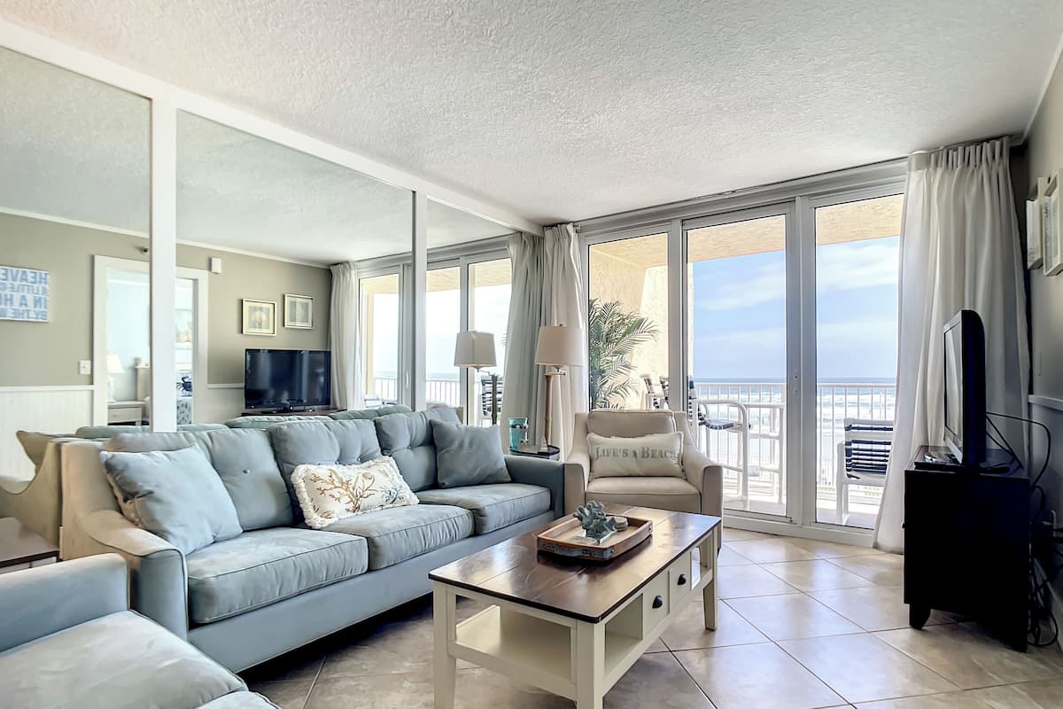 Condo, varias camas, balcón, vista al océano (Oceania Beach Club 205) | Área de sala de estar