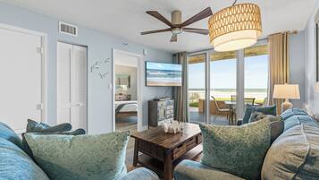 Apartment, Mehrere Betten, Balkon, Meerblick (Oceania Beach Club 103) | Wohnbereich