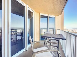 Condo, varias camas, balcón, vista al océano (Oceania Beach Club 203) | Restaurante al aire libre