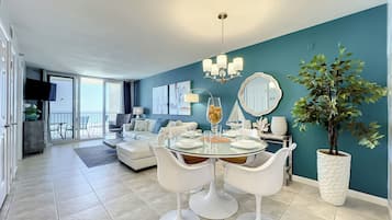 Condo, várias camas, sacada, vista para o oceano (Oceania Beach Club 303) | Opções para refeição