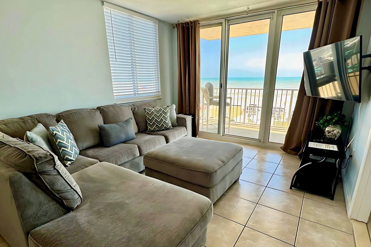 Apartment, Mehrere Betten, Balkon, Meerblick (Oceania Beach Club 206) | Wohnbereich