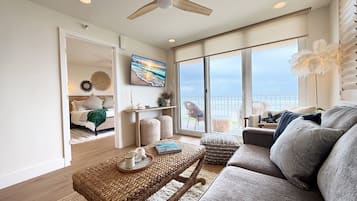 Condo, várias camas, sacada (Oceania Beach Club 201) | Área de estar | TV de tela plana 42 polegadas com canais digitais