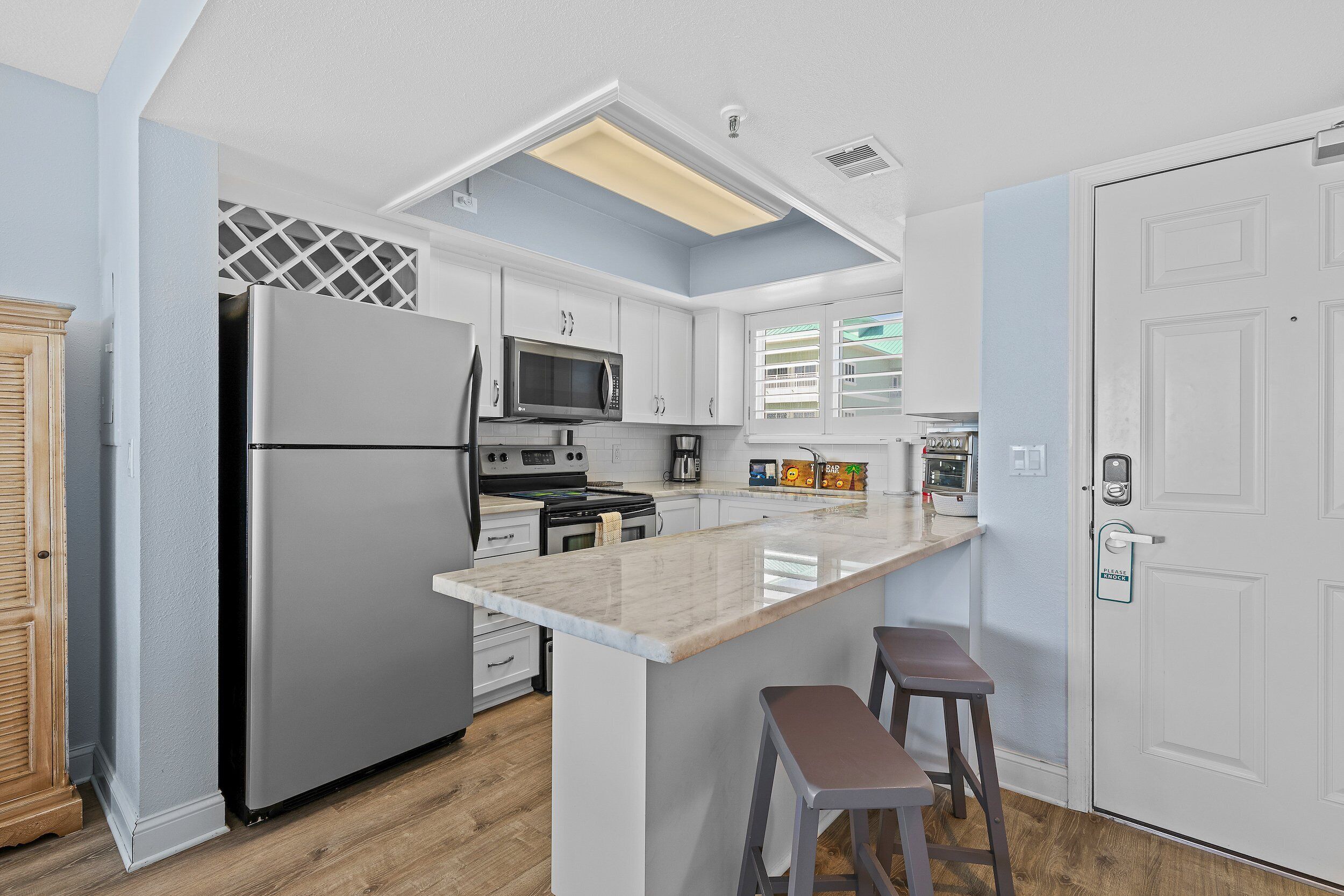 Condo, varias camas, balcón, vista al océano (Oceania Beach Club 301) | Cocina privada | Cafetera y tetera 