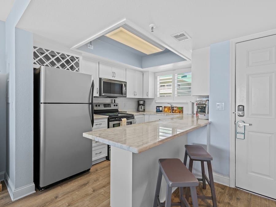 Appartamento, letti multipli, balcone, vista oceano (Oceania Beach Club 301) | Cucina privata | Macchina per tè/caffè