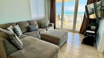 Condo, várias camas, sacada, vista para o oceano (Oceania Beach Club 206) | Área de estar