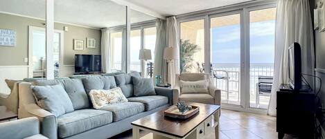 Condo, varias camas, balcón, vista al océano (Oceania Beach Club 205) | Área de sala de estar