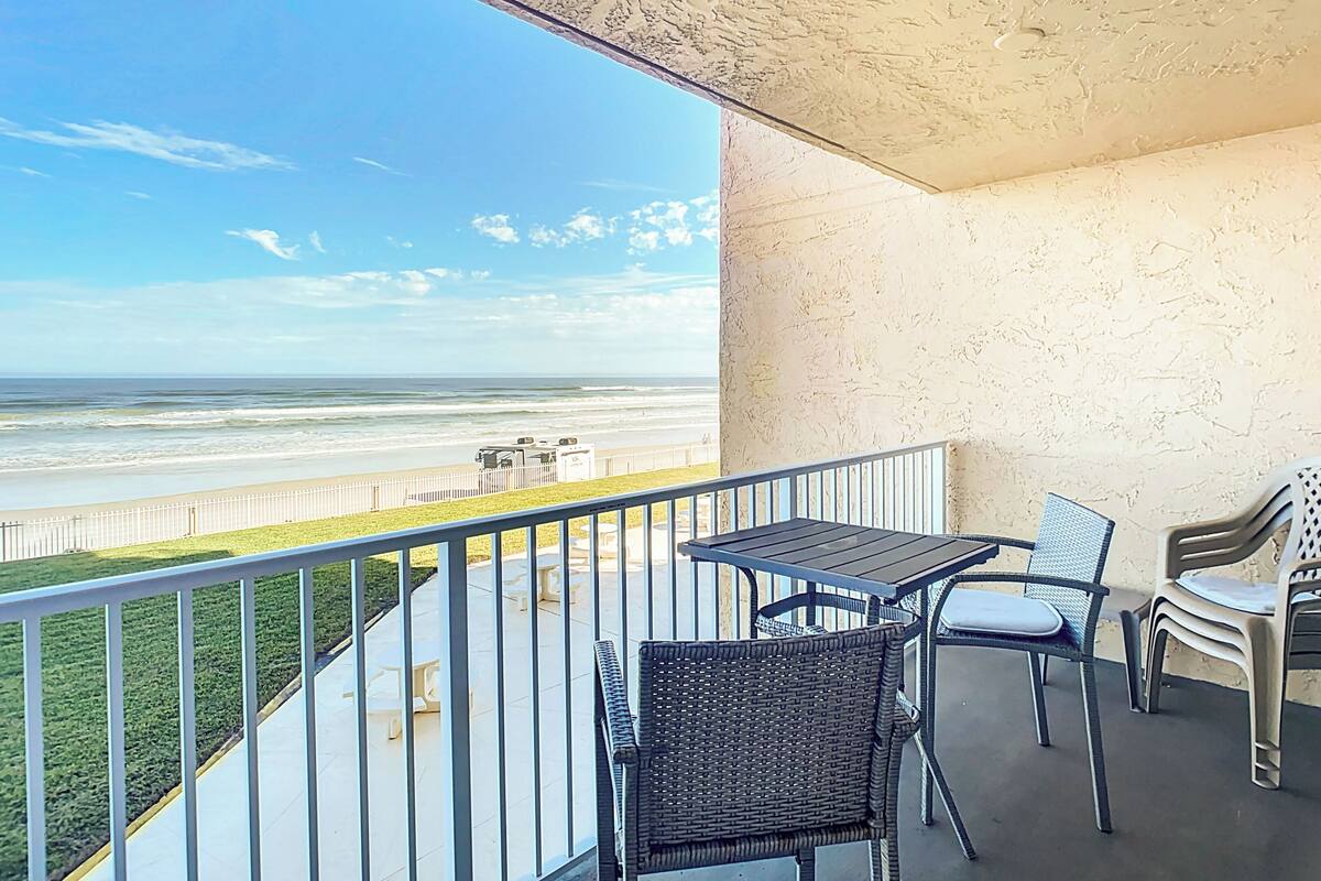 Appart'hôtel, plusieurs lits, balcon, vue océan (Oceania Beach Club 203) | Restauration extérieure