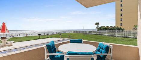 Appartamento, letti multipli, balcone, vista oceano (Oceania Beach Club 101) | Ristorazione all'aperto