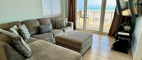 Appart'hôtel, plusieurs lits, balcon, vue océan (Oceania Beach Club 206) | Coin séjour