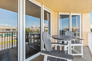 Condo, Berbilang Katil, Balcony, Ocean View (Oceania Beach Club 207) | Tempat makan luar