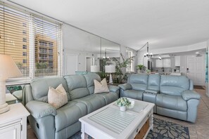 Condo, várias camas, sacada, vista para o oceano (Oceania Beach Club 101) | Área de estar