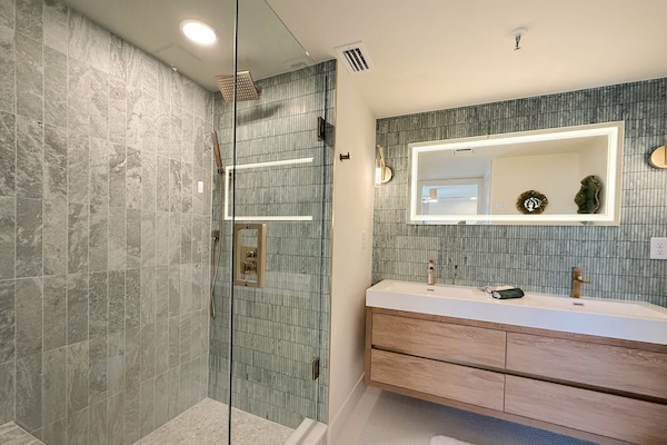 Condo, Multiple Beds, Balcony (Oceania Beach Club 201) | Bathroom | Towels
