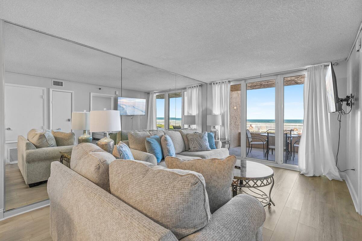 Διαμέρισμα (Condo), Περισσότερα από 1 Κρεβάτια, Μπαλκόνι, Θέα στη Θάλασσα (Oceania Beach Club 104) | Περιοχή καθιστικού