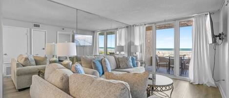 Apartment, Mehrere Betten, Balkon, Meerblick (Oceania Beach Club 104) | Wohnbereich