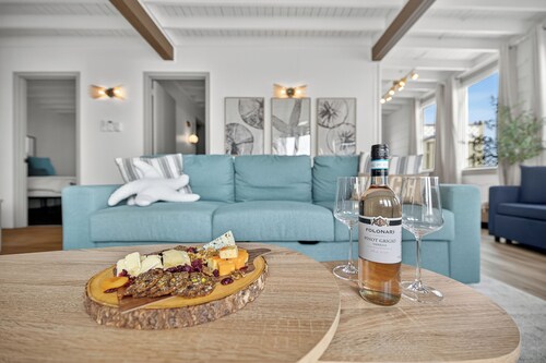 Waterfront Bliss – Le Petit Paradis