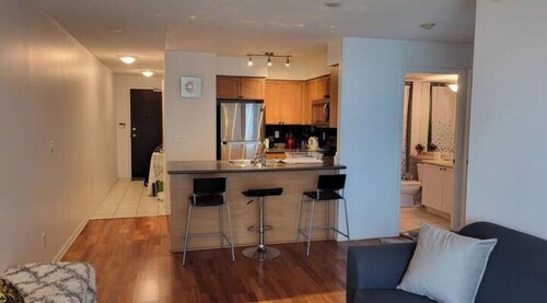 Lovely 1 bedroom downtown condo with parking