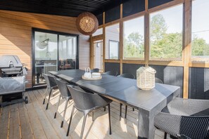 Outdoor dining - Huge modern chalet with spa and lake access (Saint-Gabriel-de-Brandon)