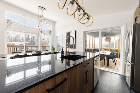 Eget kjøkken. Huge modern chalet with spa and lake access