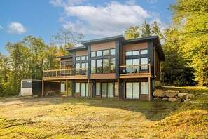 Exterior - Huge modern chalet with spa and lake access (Saint-Gabriel-de-Brandon)