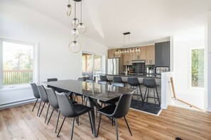 Dining - Huge modern chalet with spa and lake access (Saint-Gabriel-de-Brandon)