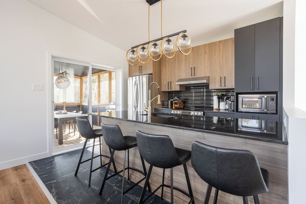 Private kitchen - Huge modern chalet with spa and lake access (Saint-Gabriel-de-Brandon)