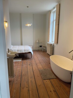 6 bedrooms, iron/ironing board, travel cot, free WiFi