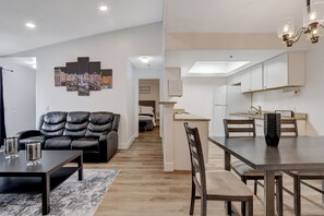 Interior - 2-bedroom condo in amazing Las Vegas with patio and AC (Las Vegas)