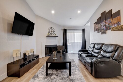 2-bedroom condo in amazing Las Vegas with patio and AC