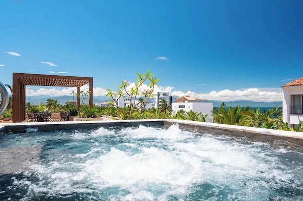 Outdoor spa tub