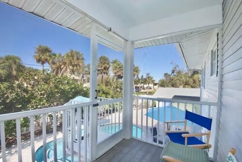 3-bedroom house in charming Fort Myers Beach with Private backyard and Pool