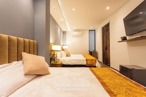 Standard Quadruple Room | In-room safe, laptop workspace, blackout drapes, free WiFi