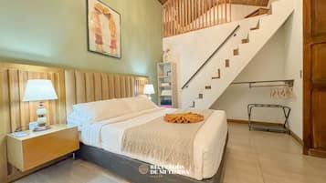 Caja de seguridad en la habitación y espacio para trabajar con laptop