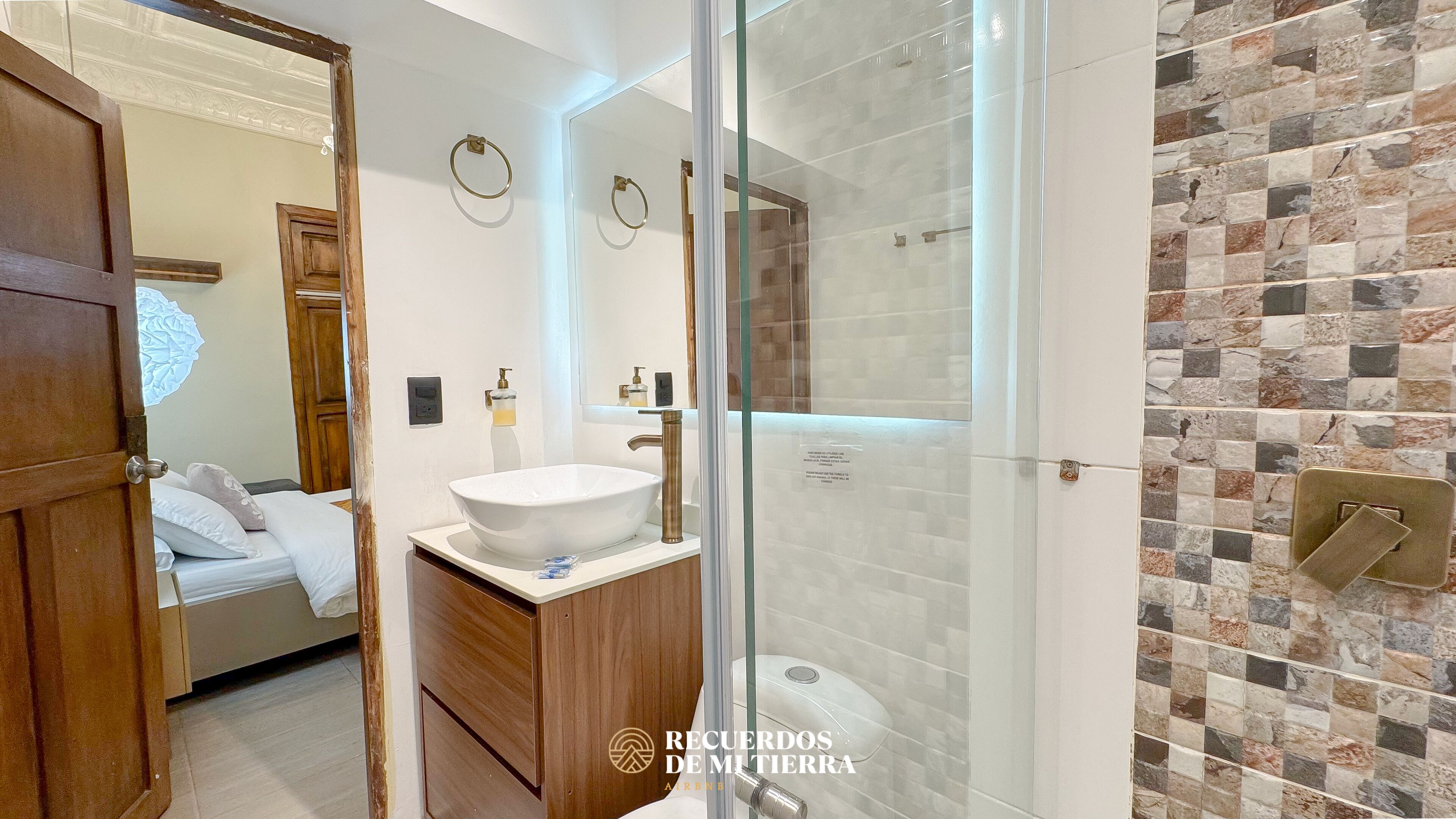 Quarto casal luxo | Cofres nos quartos, espaço de trabalho para notebook, cortinas blackout