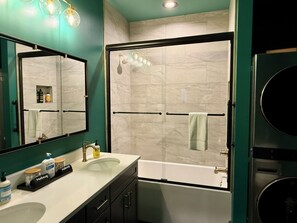 Secadora de cabello, toallas, jabón, papel de baño 