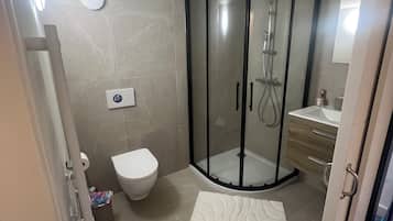 Serviettes fournies, savon, papier toilette