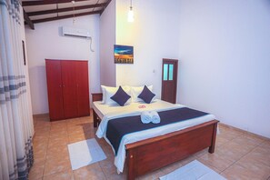 4 bedrooms, iron/ironing board, internet, bed sheets