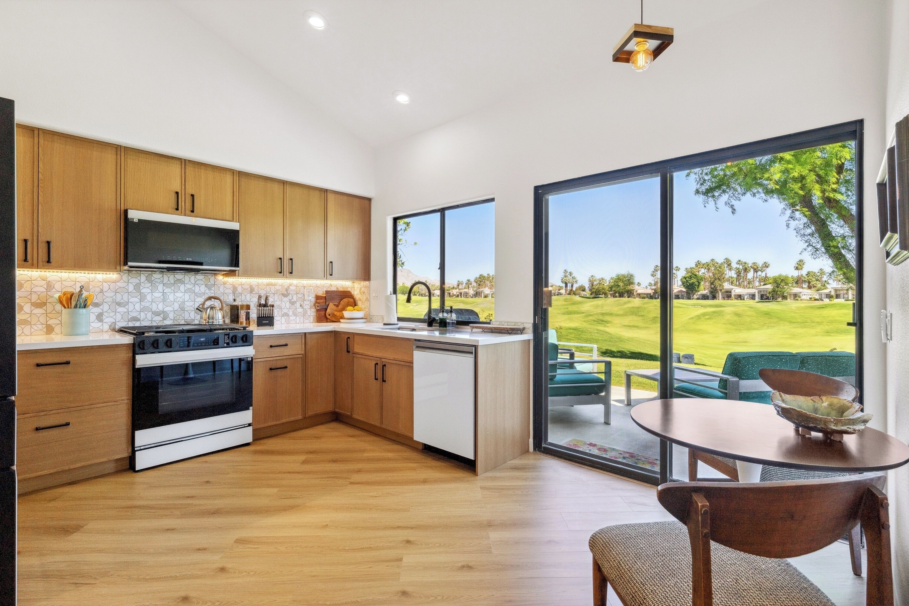 雪櫃、微波爐、焗爐、爐具