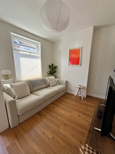 Stylish 2 Bed Terrace | Minutes from the beach w/ Workspace & Dressing Room