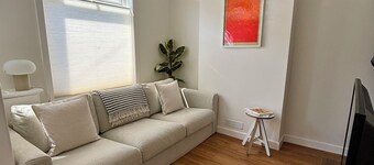 Stylish 2 Bed Terrace | Minutes from the beach w/ Workspace & Dressing Room