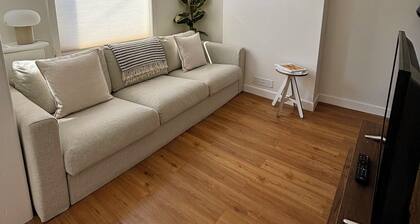 Stylish 2 Bed Terrace | Minutes from the beach w/ Workspace & Dressing Room