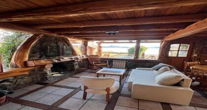 CATHEDRAL COTTAGE WITH PRIVATE LAKESHORE - EXCELLENT LOCATION