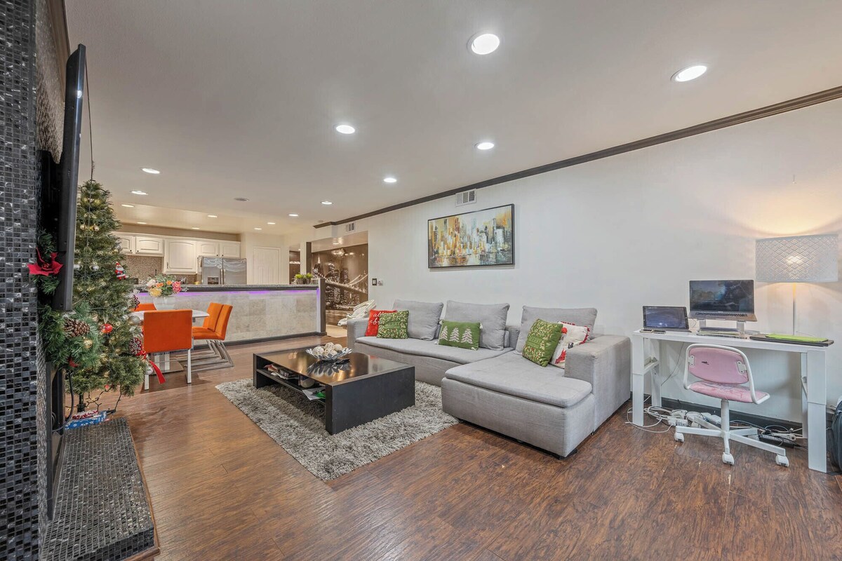 Charming 2-bedroom Condo walk to Walk of Frame, pool, sauna, spa, fitness