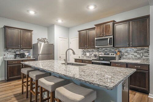 Spacious SATX Escape. Family + Work-Ready 4BR/3.5BA Near Lackland AFB