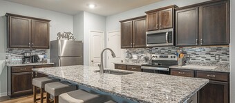 Spacious SATX Escape. Family + Work-Ready 4BR/3.5BA Near Lackland AFB