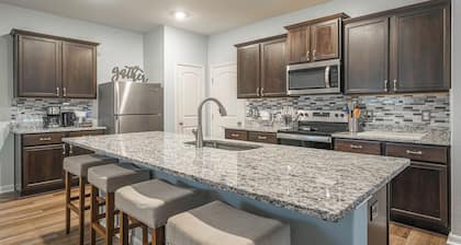 Spacious SATX Escape. Family + Work-Ready 4BR/3.5BA Near Lackland AFB