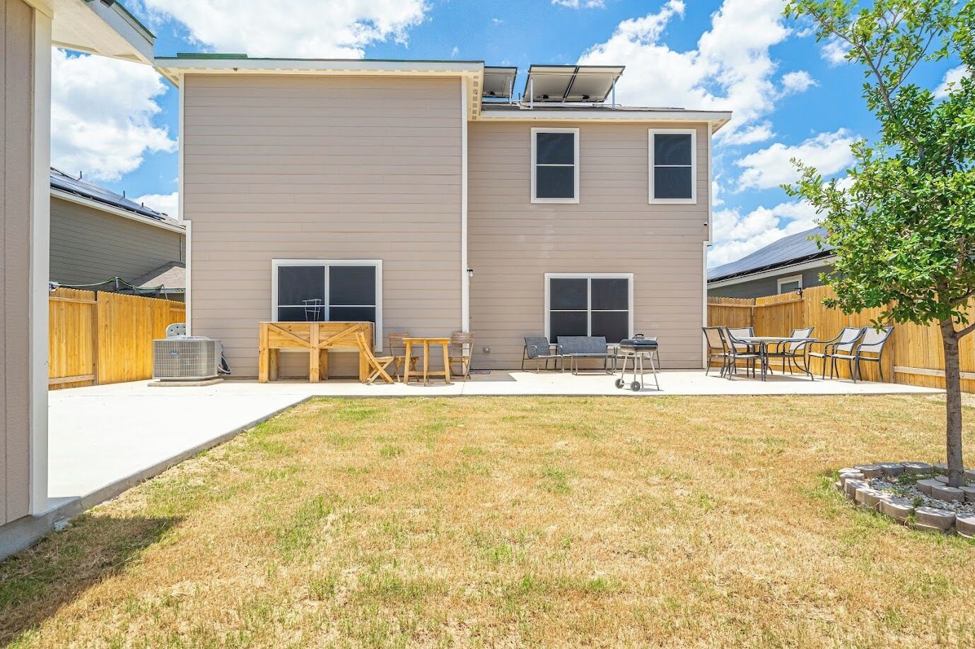 Une maison à deux étages avec un patio.
