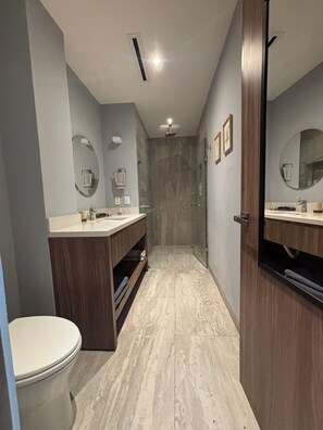 Douche, sĂšche-cheveux, serviettes fournies, savon