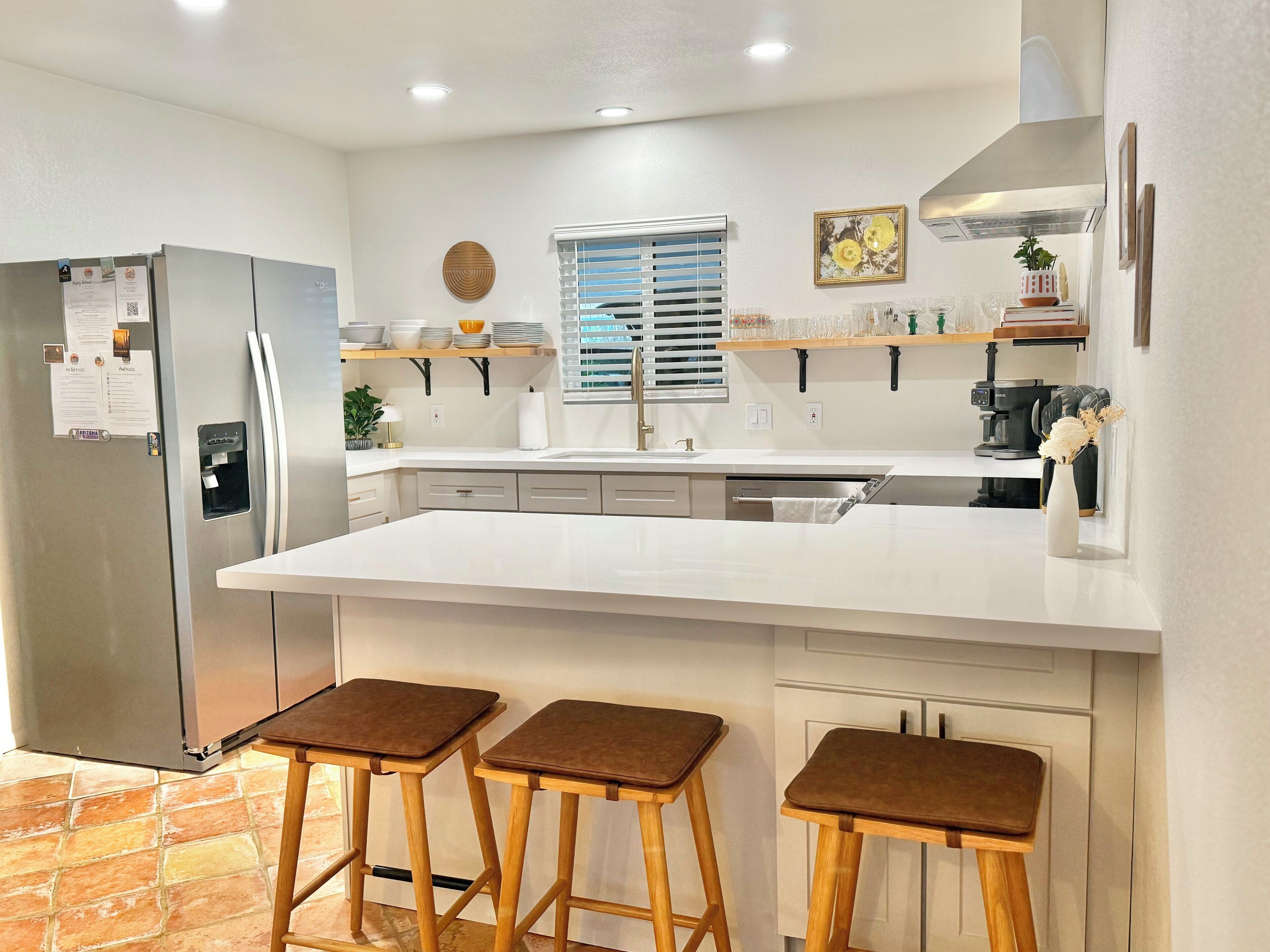 Réfrigérateur, four à micro-ondes, un four, surface de cuisson