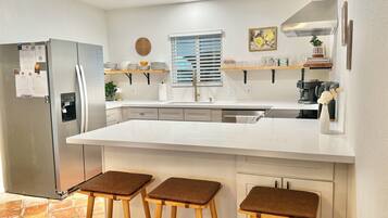 Réfrigérateur, four à micro-ondes, un four, surface de cuisson