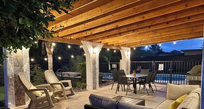 Desert Playhouse• Pool• Putt• Lounge• Watch Wildlife • Pets• 10 min to Downtown